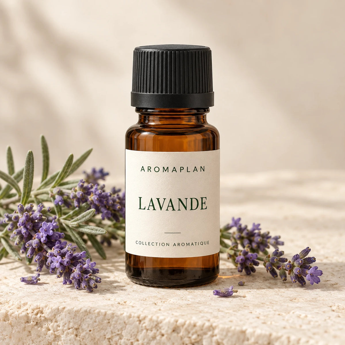 Flacon AROMAPLAN Lavande de la collection aromatique, entouré de brins de lavande.